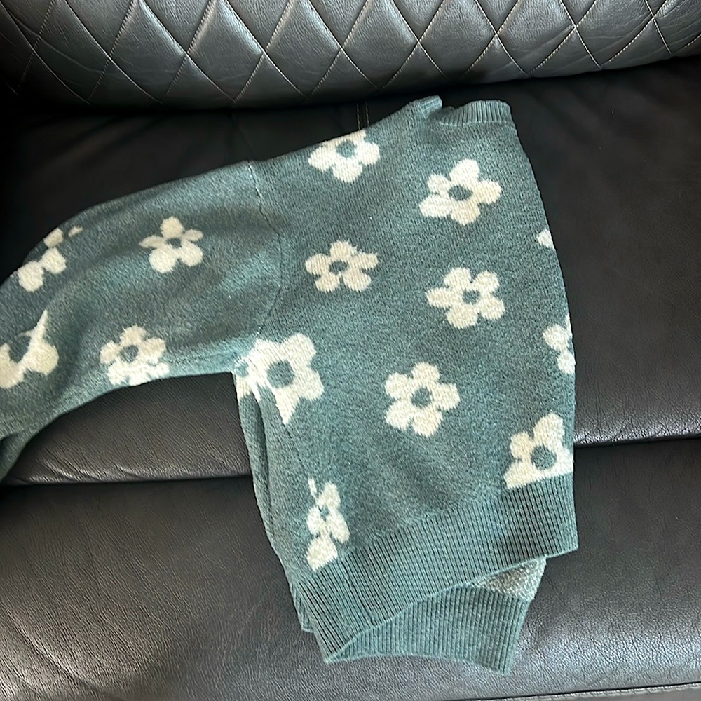 flower crew neck sweater size L brand hooked up